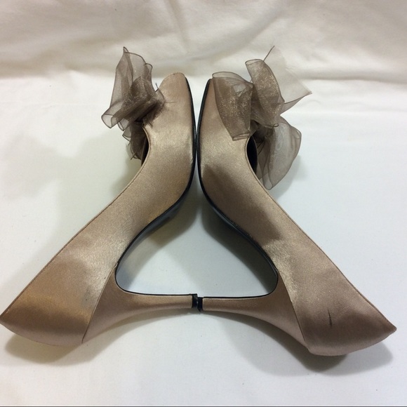 TOUCH OF NINA SATIN PUMPS WITH BOW 7.5 $89 - Picture 5 of 10